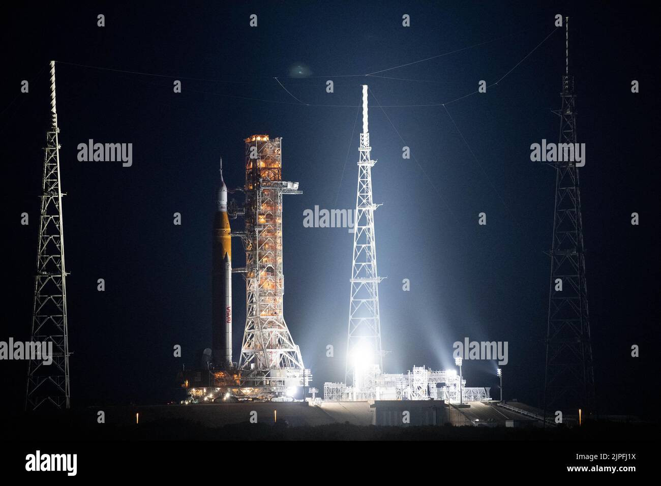 Die NASA-Rakete Space Launch System (SLS) mit der Orion-Sonde an Bord ist auf dem mobilen Trägerrakete zu sehen, während sie die Rampe am Launch Pad 39B am Mittwoch, den 17. August 2022, im Kennedy Space Center der NASA in Florida hochfährt. Die Artemis I-Mission der NASA ist der erste integrierte Test der Tiefenraumexplorationssysteme der Agentur: Die Raumsonde Orion, die SLS-Rakete und die unterstützenden Bodensysteme. Der Startschuss für den unbemundeten Flugtest ist für den 29. August 2022 vorgesehen. Foto von Joel Kowsky/NASA via CNP/ABACAPRESS.COM Stockfoto