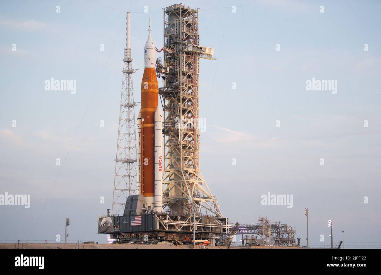 Die NASA-Rakete Space Launch System (SLS) mit der Orion-Sonde an Bord ist auf dem mobilen Trägerrakete zu sehen, während sie am Mittwoch, den 17. August 2022, im Kennedy Space Center der NASA in Florida, auf der Rampe des Launch Pad 39B aufgerollt wird. Die Artemis I-Mission der NASA ist der erste integrierte Test der Tiefenraumexplorationssysteme der Agentur: Die Raumsonde Orion, die SLS-Rakete und die unterstützenden Bodensysteme. Der Startschuss für den unbemundeten Flugtest ist für den 29. August 2022 vorgesehen. Foto von Joel Kowsky/NASA via CNP/ABACAPRESS.COM Stockfoto