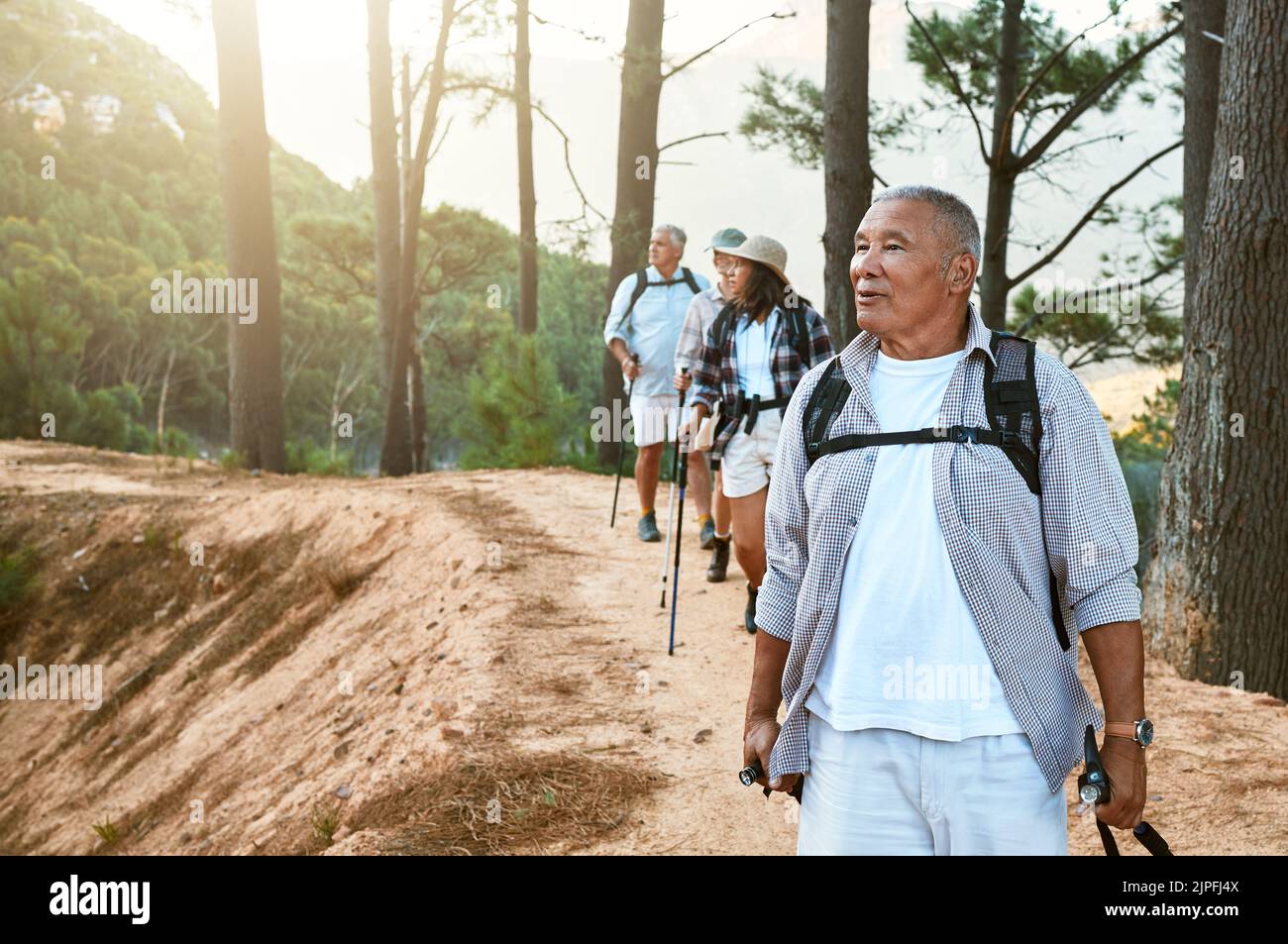Wandern, alt und abenteuerlich suchende asiatische Mann bleiben aktiv, gesund und fit in der Dämmerung Jahre. Touristen oder Freunde reisen mit Erholungsübungen Stockfoto