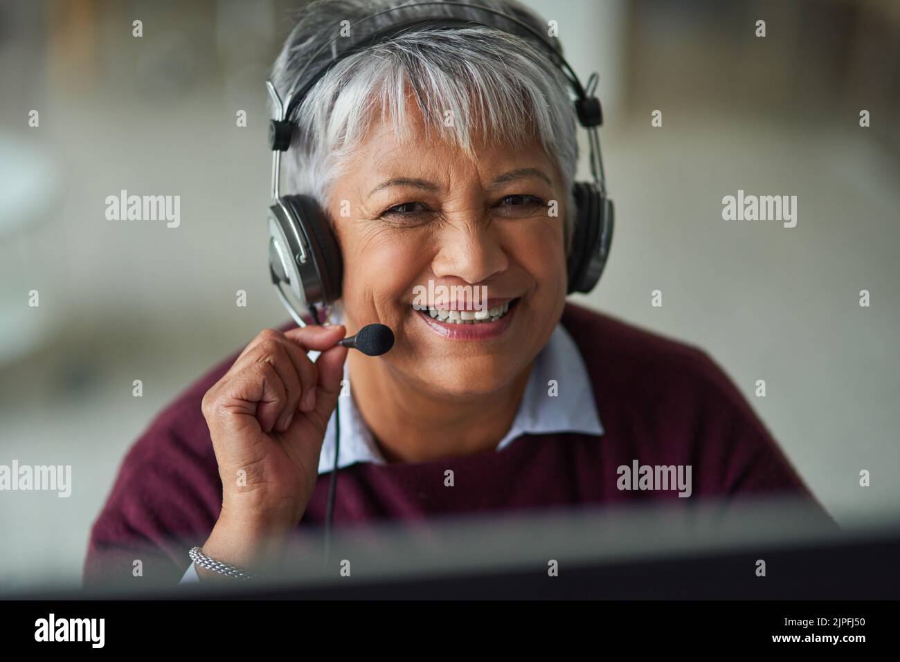 Hilfreiche Tipps sind nur einen Anruf entfernt. Porträt einer reifen Frau, die in einem Callcenter arbeitet. Stockfoto