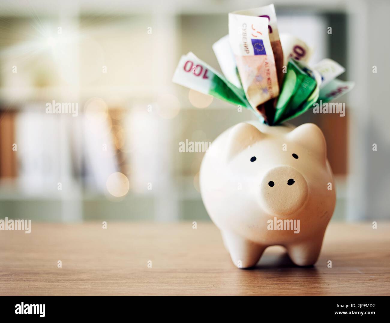 . Bankwesen, Finanzen und Papiergeld in Sparschwein für zukünftige Ersparnisse, Budget und Gewinn auf einem Tisch für Wohlstand. Nahaufnahme eines Instruments zur Einsparung von europäischem Geld Stockfoto