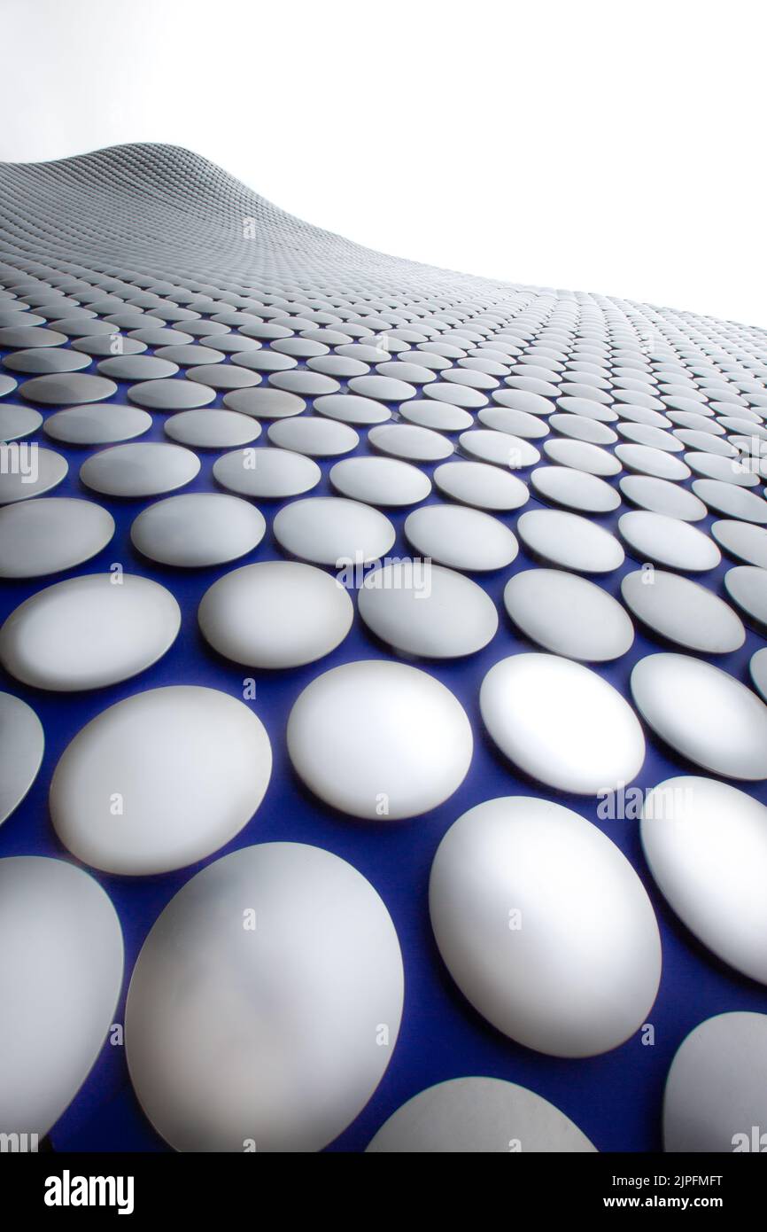 Nahaufnahme der abstrakten Kunst der Außenfassade des Selfridges-Gebäudes in der Birmingham Bullring mit futuristischen Scheiben in einem modernen Architekturbild Stockfoto
