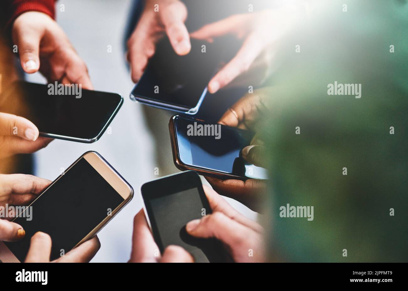 Wenn Sie den stärksten WiFi-Punkt finden. Eine Gruppe von Menschen, die ihre Telefone zusammen. Stockfoto