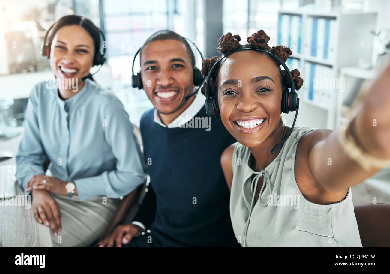 Lustige Selfies von Callcenter-Agenten, Kundendienstmitarbeitern oder Online-Support-Mitarbeitern und Freunden in einem Büro. Telemarketing-Gruppe, -Team oder -Personal des Helpdesks Stockfoto