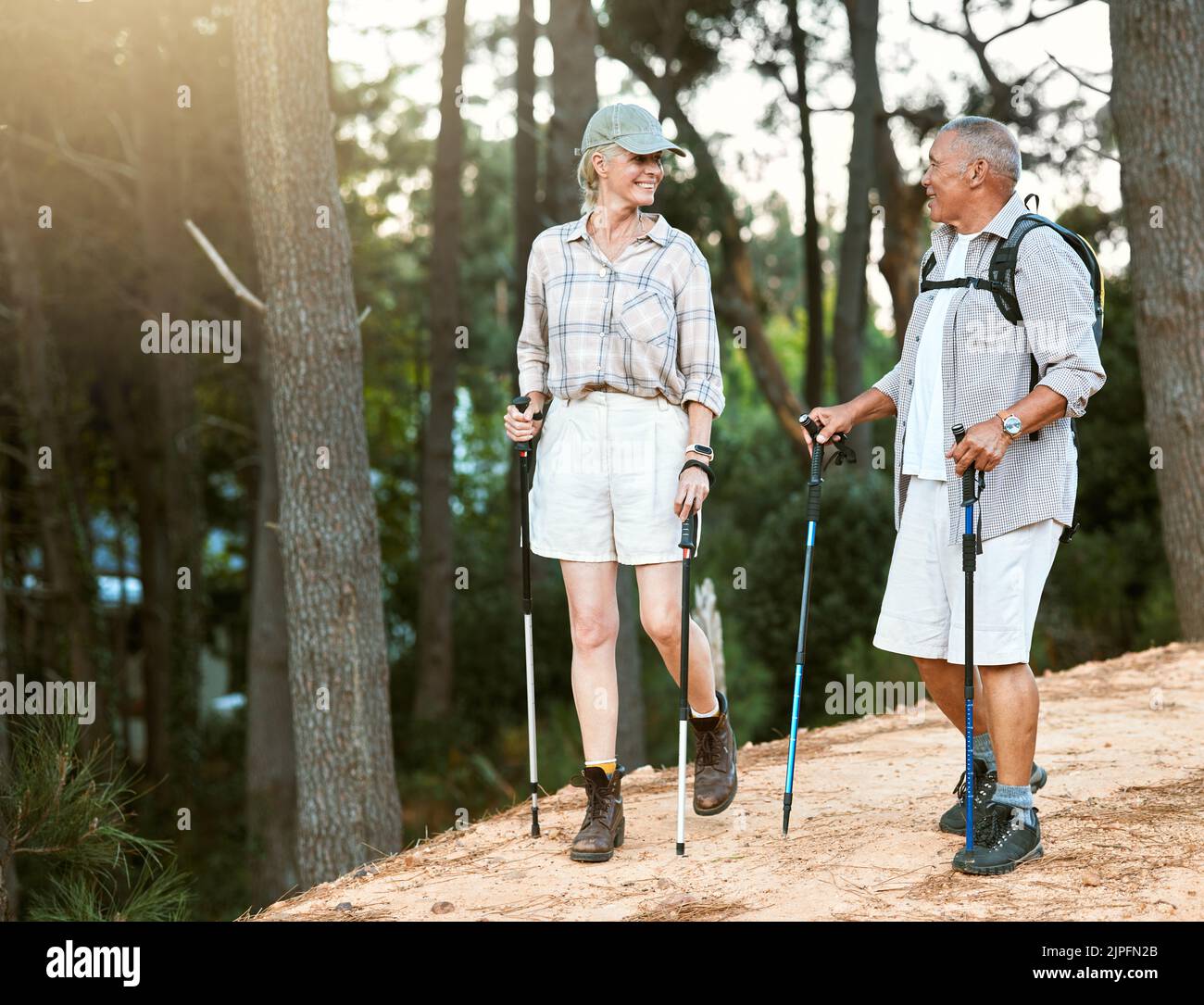 Wandern, Abenteuer und Erkunden mit einem älteren Paar oder Freunden, die Spaß haben, trainieren und die Natur genießen. Wandern, Entdecken und Reisen Stockfoto