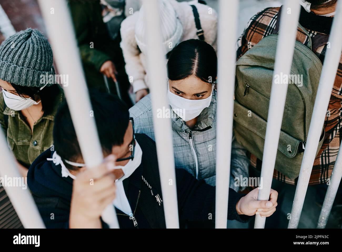 Reiseverbot, Sperrung oder Grenzkontrollen von Covid, um die Ausbreitung von Pandemieviren, ansteckenden Krankheiten oder Krankheiten zu verhindern. Reisende in Masken, die sich der Quarantäne gegenübersehen Stockfoto