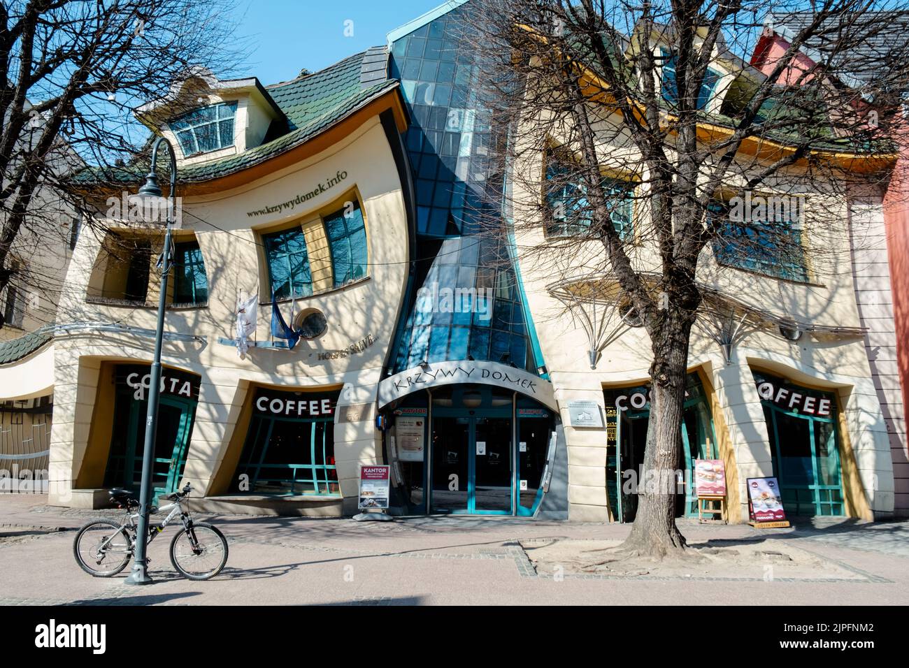 ZOPPOT POLEN - Mai 2022 Gehocktes Haus an der Hauptstraße Monte Cassino in Sopot, Polen. Schiefe Hauskiefer Polnisch: Krzywy Domek ist ein ungewöhnlich geformtes Gebäude. Unregelmäßig geformtes Gebäude, eines der fünfzig seltsamsten Gebäude der Welt. Reiseziel für Touristen Stockfoto