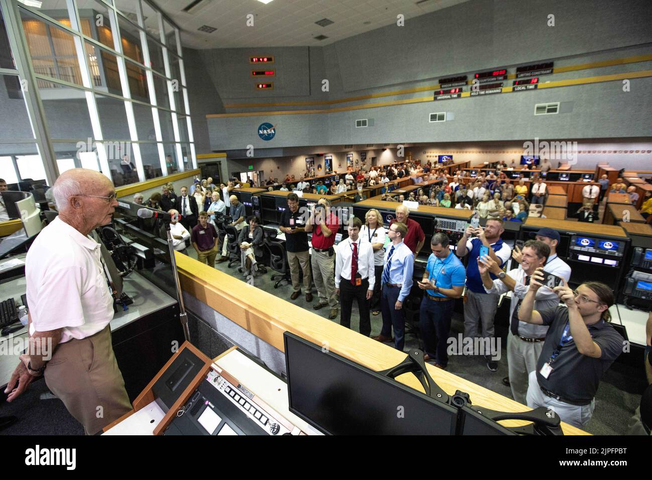 Kennedy Space Center, Florida, USA. 16.. Juli 2019. Zurück zum Pad: Astronaut Michael Collins reflektiert über Apollo 11 Launch - Firing Room 1 im Launch Control Center. Quelle: NASA/ZUMA Press Wire Service/ZUMAPRESS.com/Alamy Live News Stockfoto