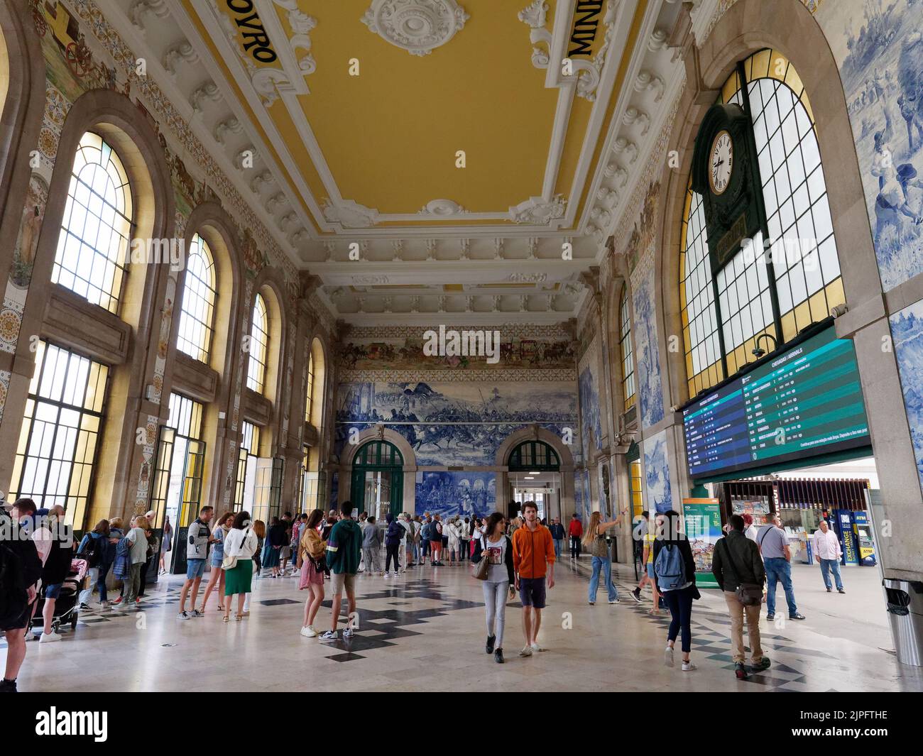 Sao Bento Bahnhof im Zentrum von Porto. Der Innenraum ist mit Azulejos bedeckt - bemalte blaue und weiße Fliesen von Momenten der portugiesischen Geschichte Stockfoto