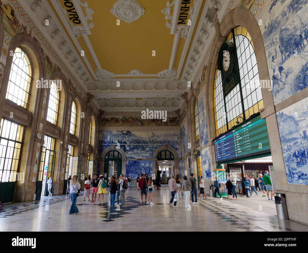 Sao Bento Bahnhof im Zentrum von Porto. Der Innenraum ist mit Azulejos bedeckt - bemalte blaue und weiße Fliesen von Momenten der portugiesischen Geschichte Stockfoto