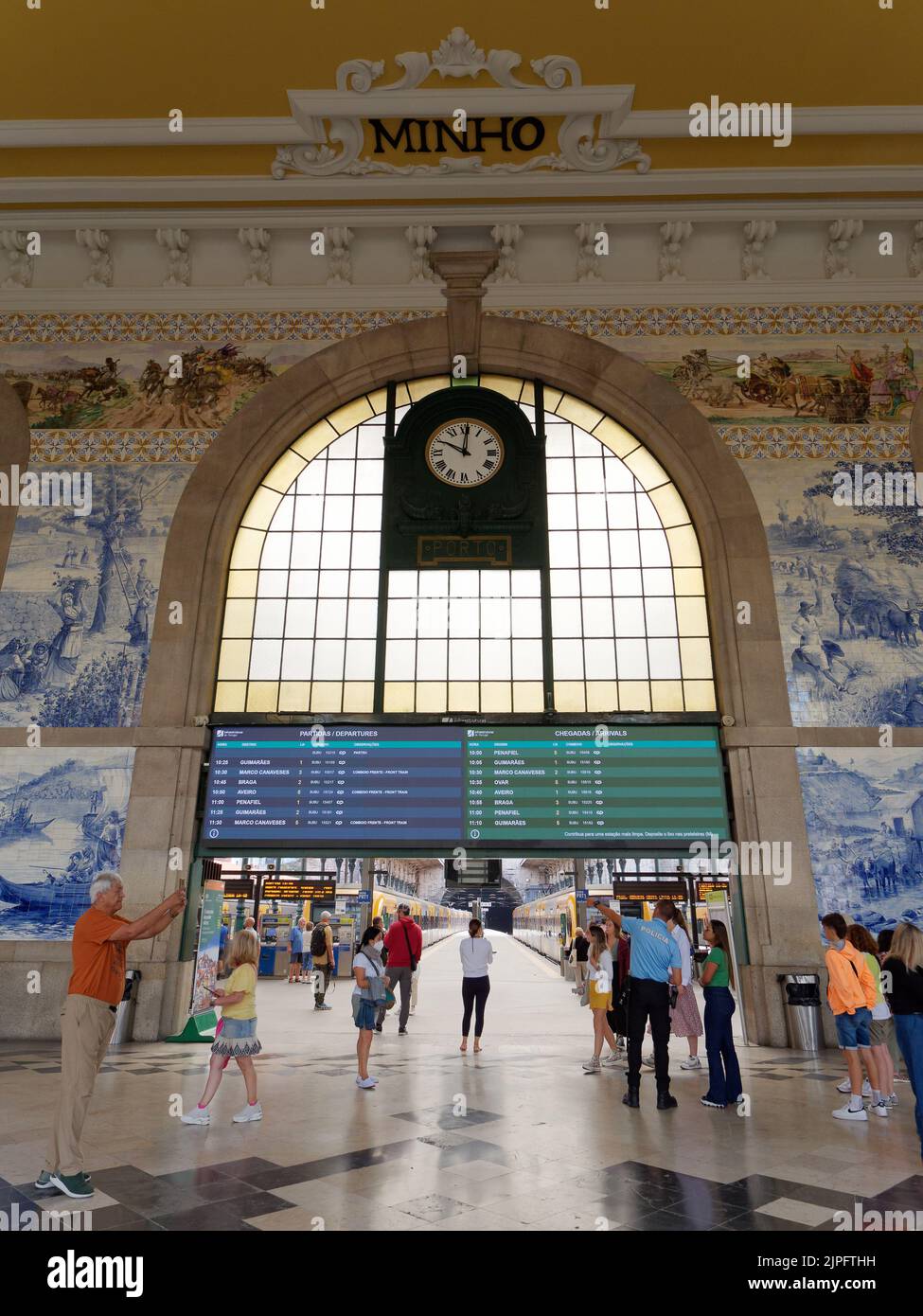 Sao Bento Bahnhof im Zentrum von Porto. Der Innenraum ist mit Azulejos bedeckt - bemalte blaue und weiße Fliesen von Momenten der portugiesischen Geschichte Stockfoto