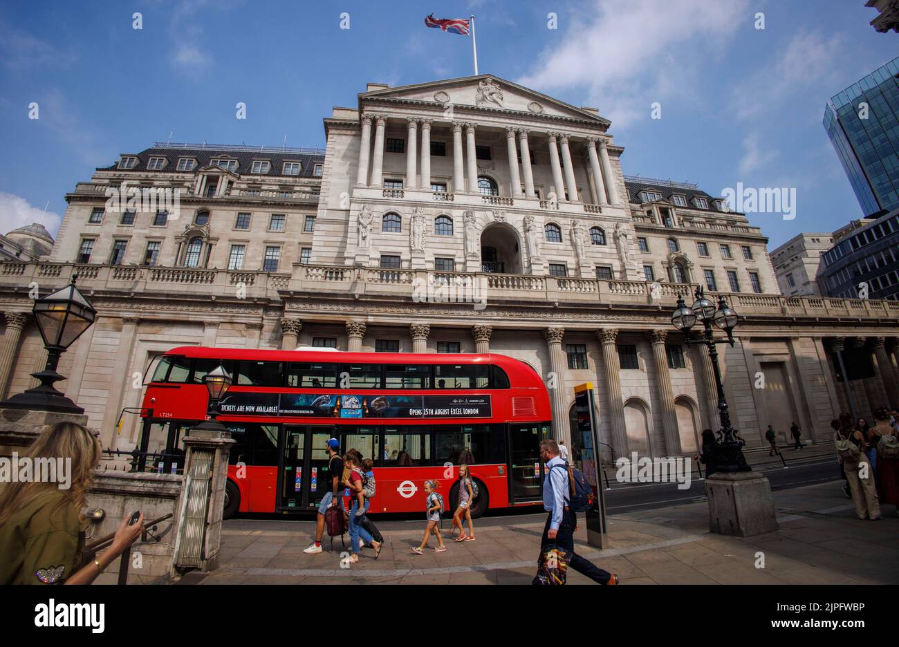 Die Bank of England in der Threadneedle Street ist die Zentralbank des Vereinigten Königreichs. Kürzlich wurde der Zinssatz auf 1,75 % angehoben. Stockfoto