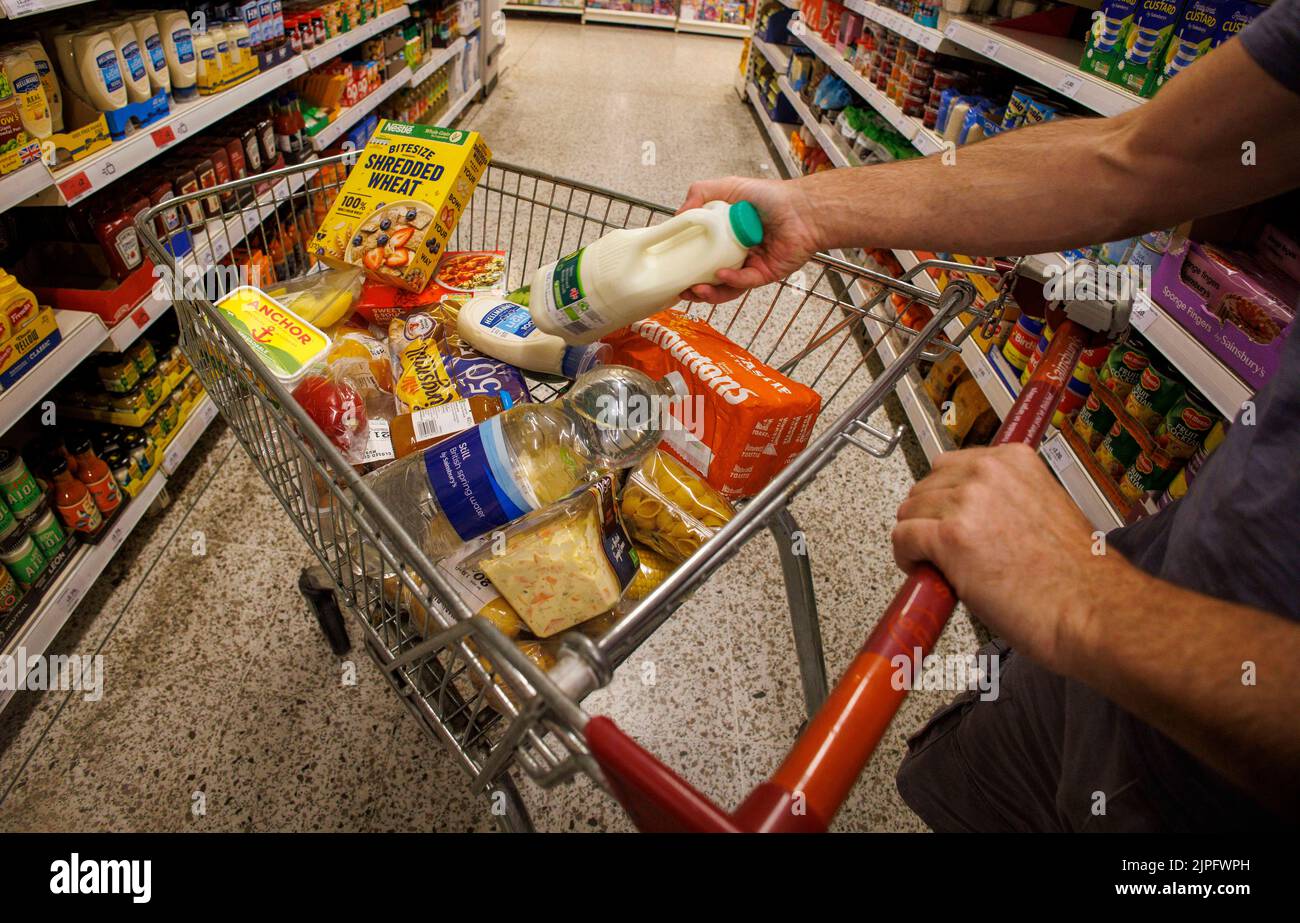 Lebensmittel in Supermärkten und allgemeine Lebensmittel wie Nudeln, Getreide und Öl, da die Lebenshaltungskosten-Krise zu einem dramatischen Anstieg der Lebensmittelpreise und Energiekosten geführt hat Stockfoto