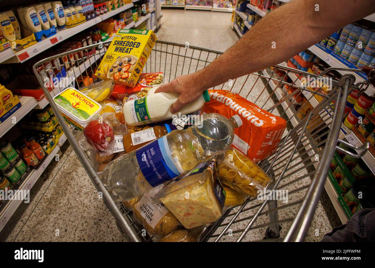 Lebensmittel in Supermärkten und allgemeine Lebensmittel wie Nudeln, Getreide und Öl, da die Lebenshaltungskosten-Krise zu einem dramatischen Anstieg der Lebensmittelpreise und Energiekosten geführt hat Stockfoto