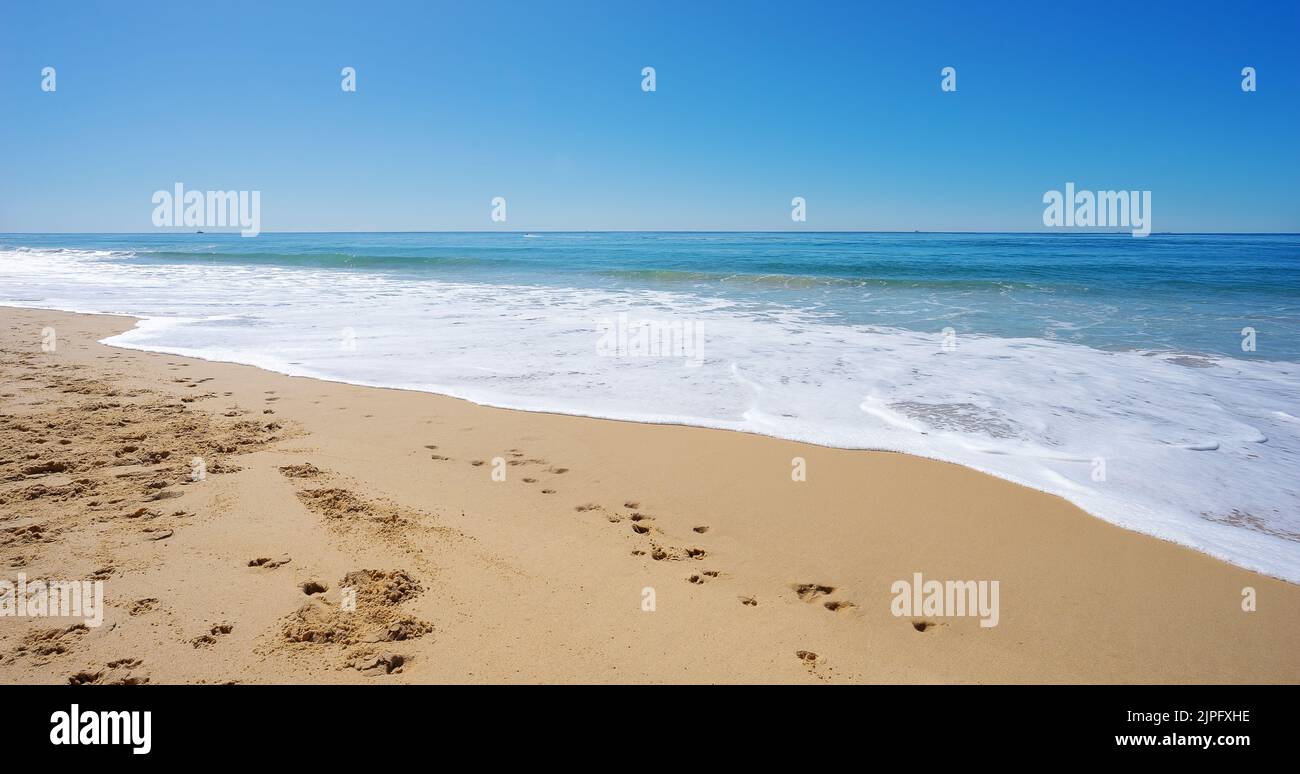 Sun Surf und Sandstrand. Eine friedliche Winterszene mit Wellenbewegungen am Strand von Kawana an der Sunshine Coast, Queensland, Australien. Stockfoto