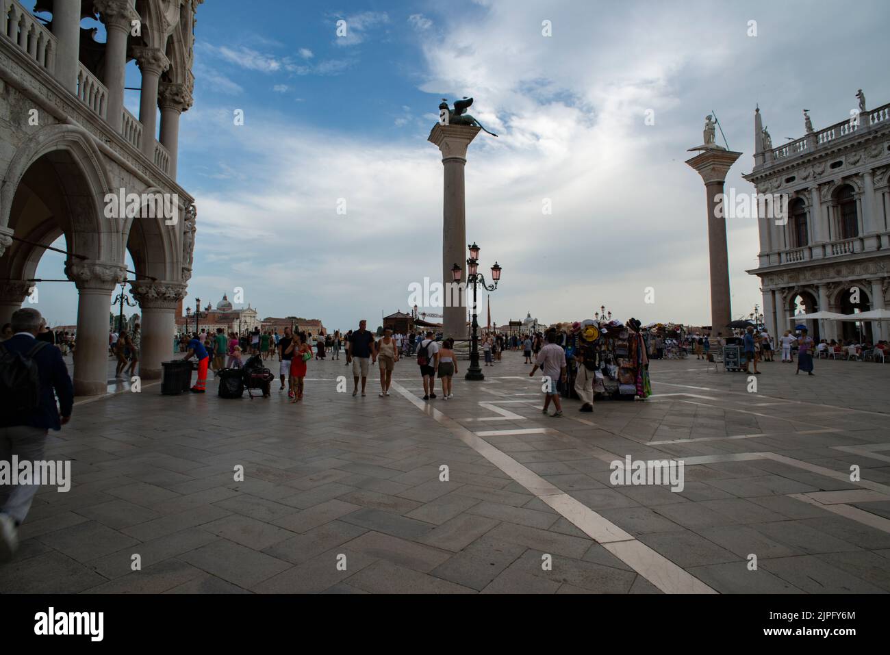 Wolkiger Blick auf den Markusplatz in Venedig, Italien. Stockfoto