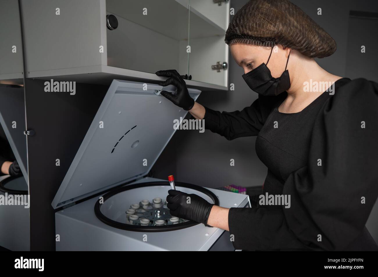 Der Arzt nimmt ein Reagenzglas mit Blutplasma aus der Zentrifuge. Plasma-Lifting-Verfahren zur Hautverjüngung. Stockfoto