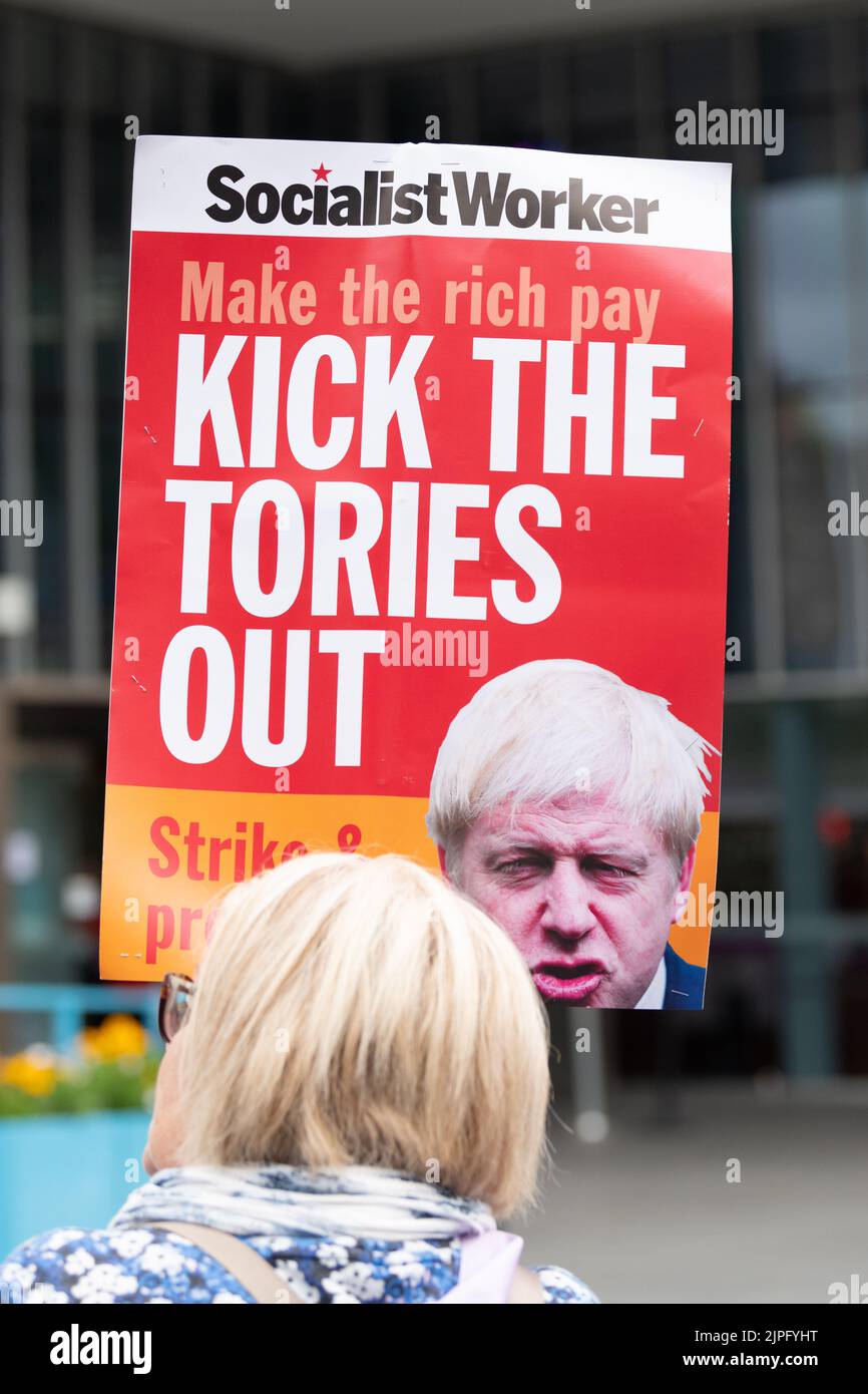 Plakat „Kick the Tories out“, das von Protestierenden vor den Wahlkampfaufenthalten der konservativen Führer in Perth, Schottland, Großbritannien, gehalten wurde 16. August 2022 Stockfoto