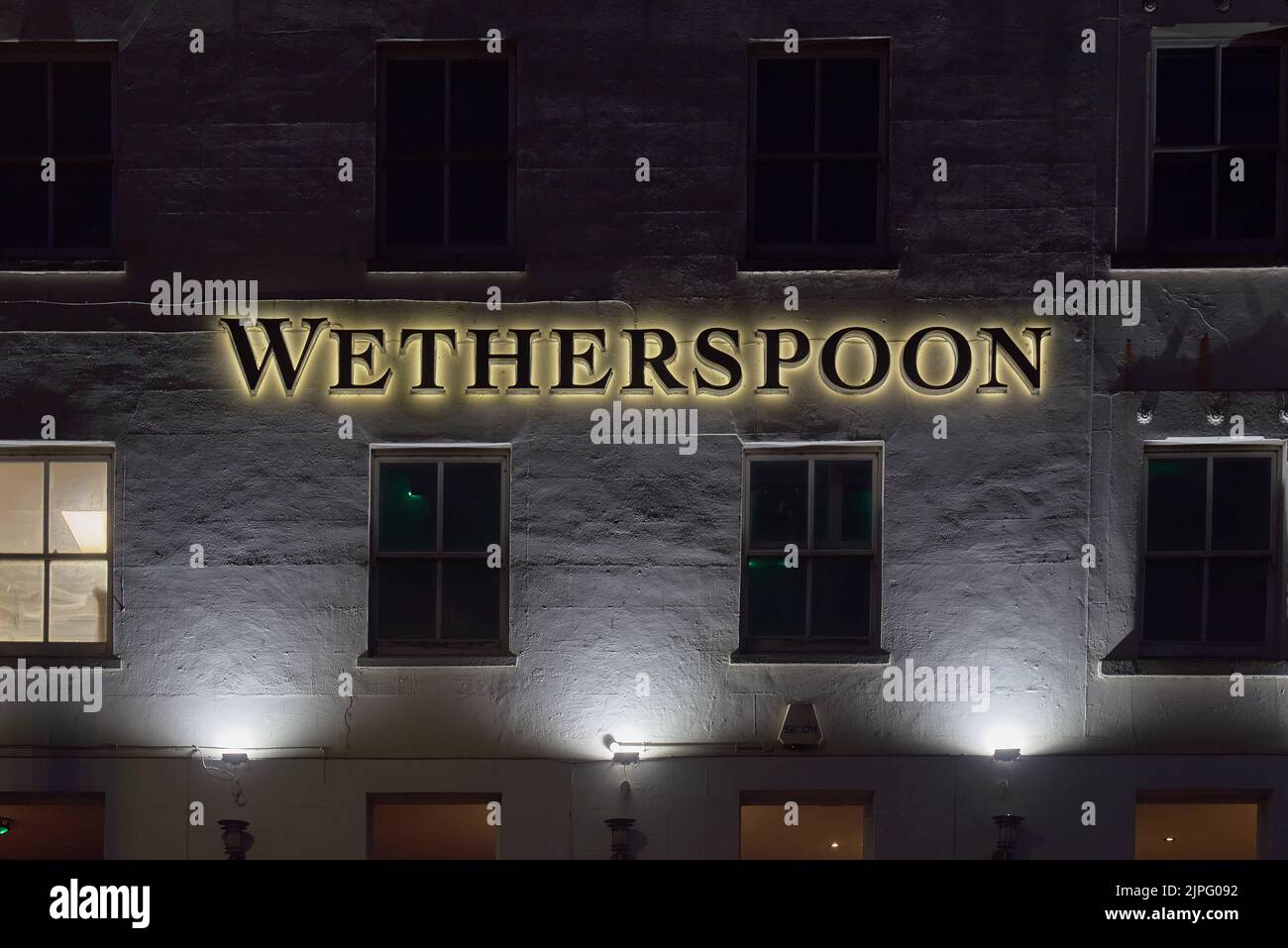 Das Wetherspoon beleuchtete nachts das Schild des Mechanical Elephant Pub in Margate, Großbritannien Stockfoto