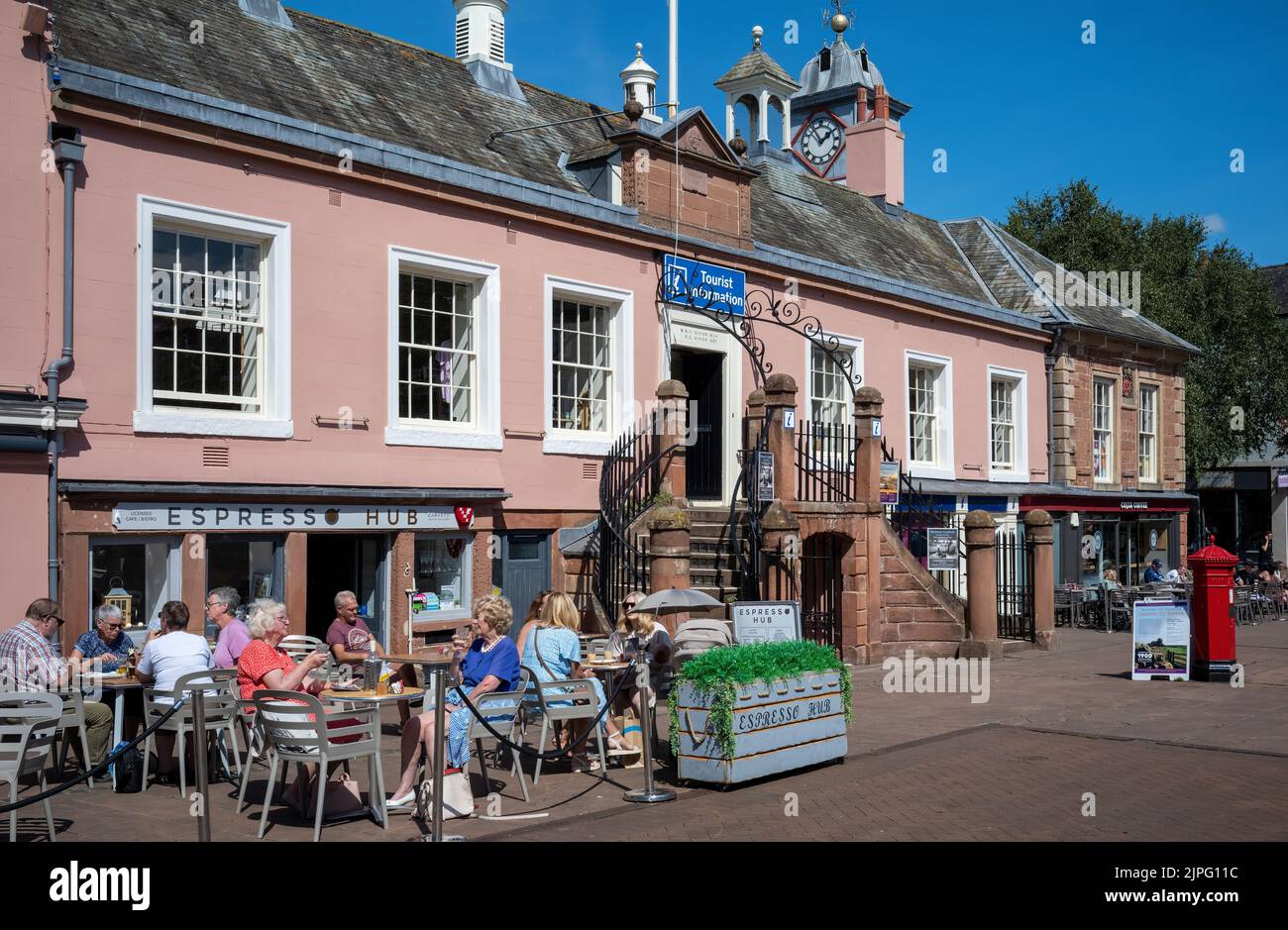 Entspannung vor dem Alten Rathaus, Stadtzentrum, Carlisle, Cumbria, Großbritannien Stockfoto
