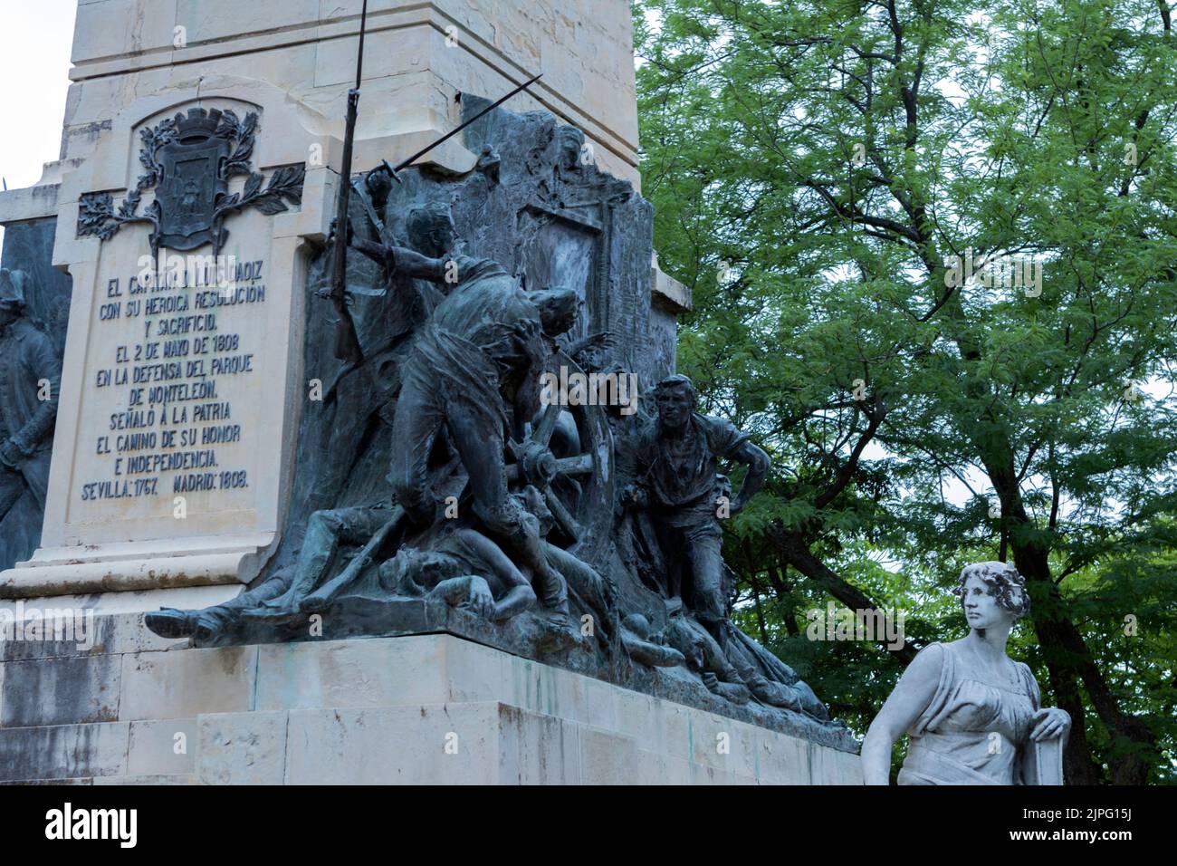 Das Denkmal für Daoiz und Velarde in Segovia mit blauem Himmel und Bäumen im Hintergrund, Nahaufnahme Stockfoto