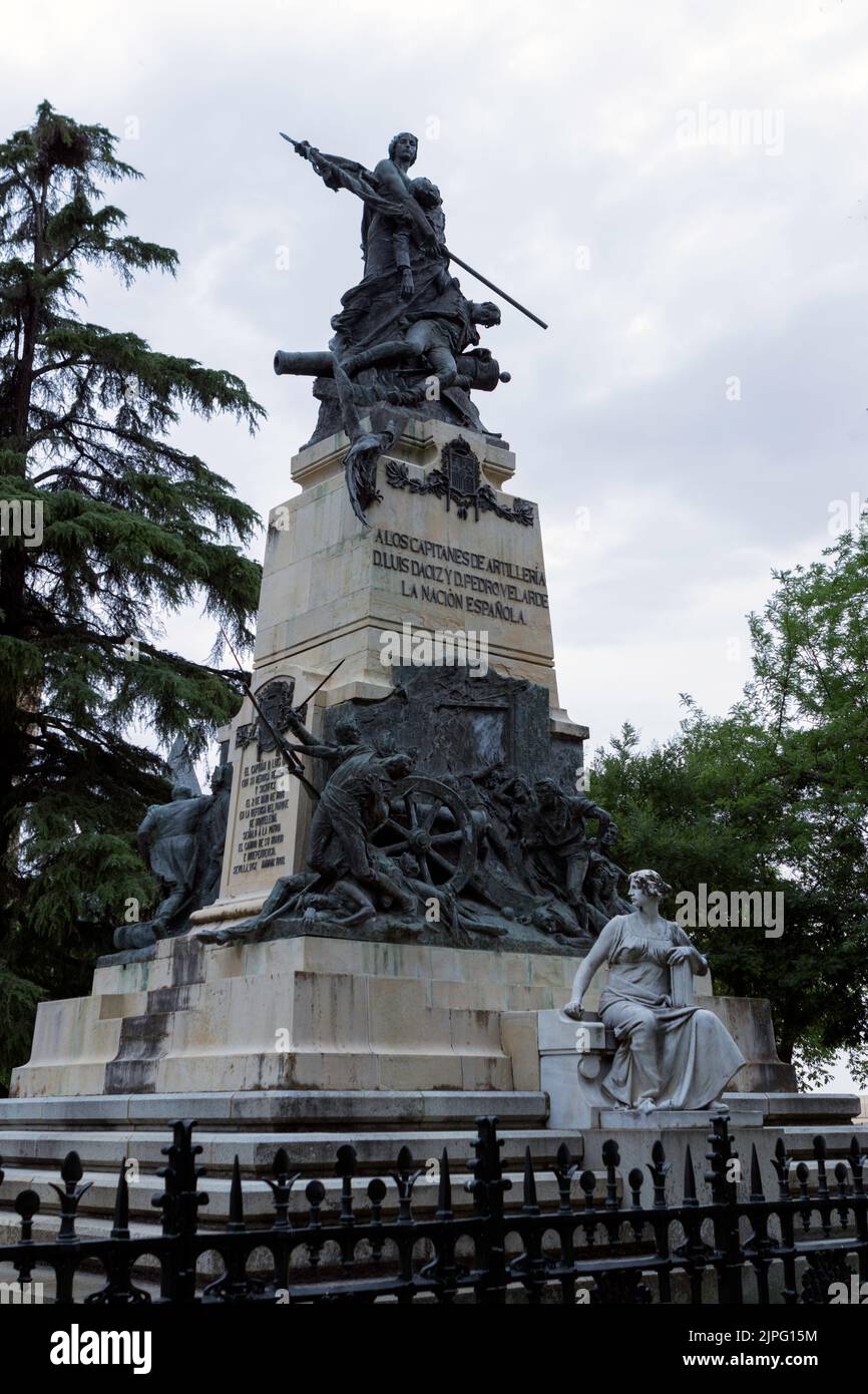 Das Denkmal für Daoiz und Velarde in Segovia mit grauem Himmel und Bäumen im Hintergrund, vertikale Aufnahme Stockfoto