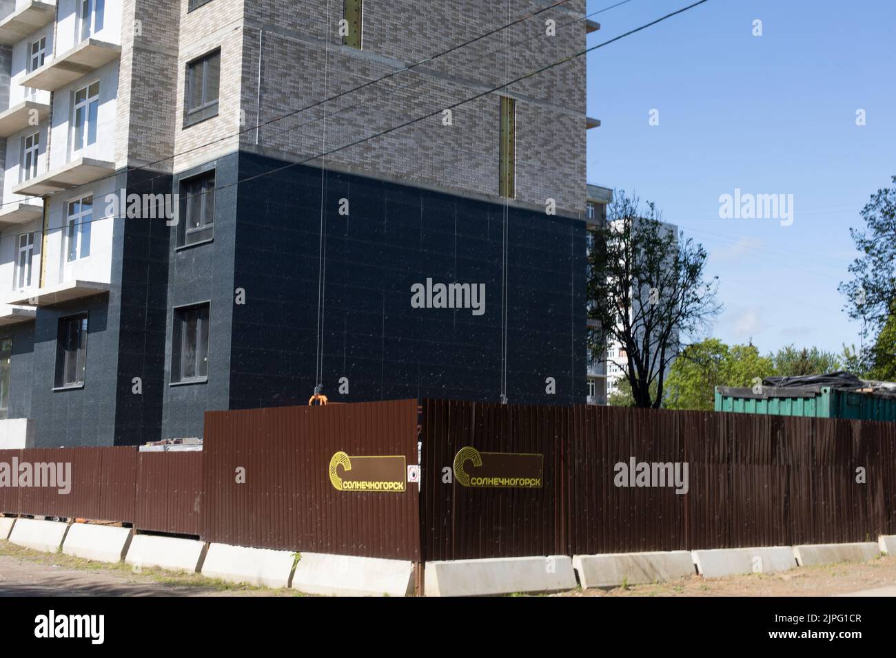 Gebäude in der Stadt. Stadtentwicklung. Architekturdetails. Hauswand. Stockfoto