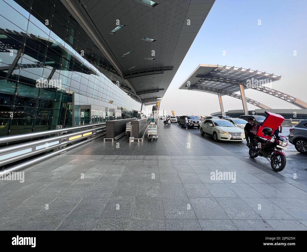 Innenraum des Hamad International Airport Terminal voll von Touristen Passagier, Big Yellow Bear Skulptur, Stockfoto