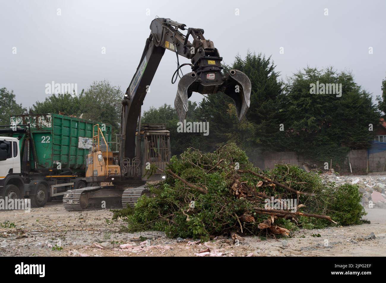 Windsor, Großbritannien. 17.. August 2022. Das beliebte Squires Garden Center in Windsor wurde heute abgerissen und die Bäume wurden übersprungen, um noch mehr Platz für eine weitere neue Wohnsiedlung zu schaffen. Besonders das Squires Café war bei älteren Menschen sehr beliebt. Das andere beliebte lokale Wyevale Garden Center wurde ebenfalls durch einen Aldi-Supermarkt ersetzt. Quelle: Maureen McLean/Alamy Live News Stockfoto