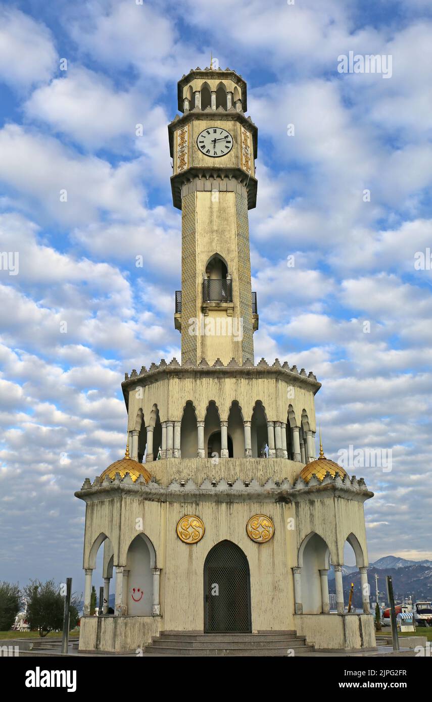 BATUMI, GEORGIA-DEZEMBER 31:Chacha Clock Tower aka Chacha Fountain im Miracle Park. Dezember 31,2021 in Batumi, Georgia. Stockfoto