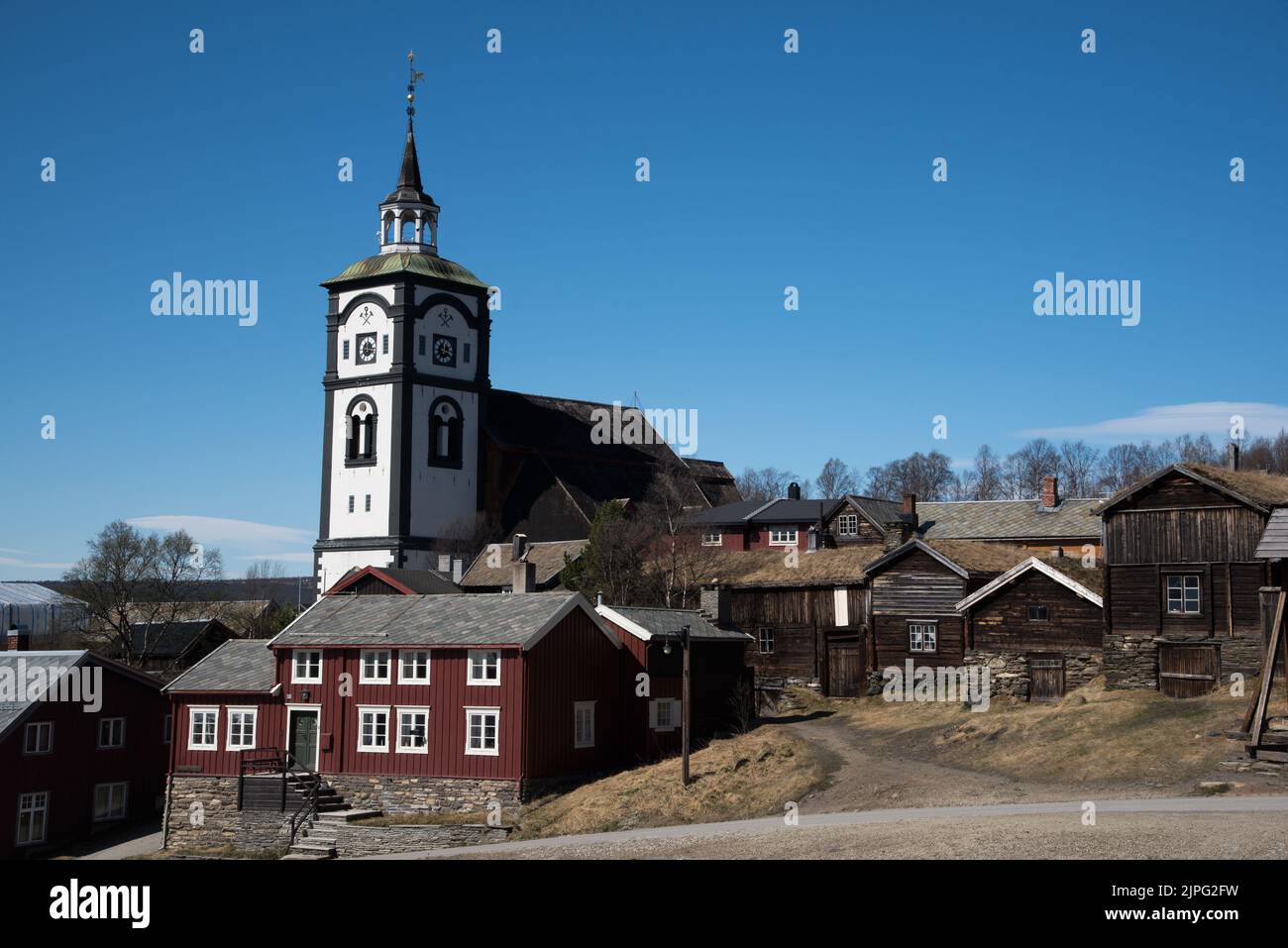 Eine achteckige, weiß getünchte Steinkirche wurde 1784 in Røros, einer Bergbaustadt mit historischen Holzgebäuden in Mittelnorwegen, erbaut. Stockfoto