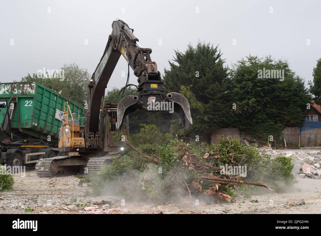 Windsor, Großbritannien. 17.. August 2022. Das beliebte Squires Garden Center in Windsor wurde heute abgerissen und die Bäume wurden übersprungen, um noch mehr Platz für eine weitere neue Wohnsiedlung zu schaffen. Besonders das Squires Café war bei älteren Menschen sehr beliebt. Das andere beliebte lokale Wyevale Garden Center wurde ebenfalls durch einen Aldi-Supermarkt ersetzt. Quelle: Maureen McLean/Alamy Live News Stockfoto