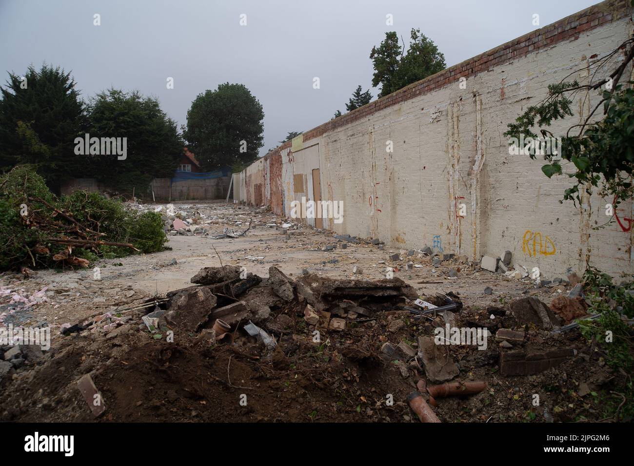 Windsor, Großbritannien. 17.. August 2022. Das beliebte Squires Garden Center in Windsor wurde heute abgerissen und die Bäume wurden übersprungen, um noch mehr Platz für eine weitere neue Wohnsiedlung zu schaffen. Besonders das Squires Café war bei älteren Menschen sehr beliebt. Das andere beliebte lokale Wyevale Garden Center wurde ebenfalls durch einen Aldi-Supermarkt ersetzt. Quelle: Maureen McLean/Alamy Live News Stockfoto