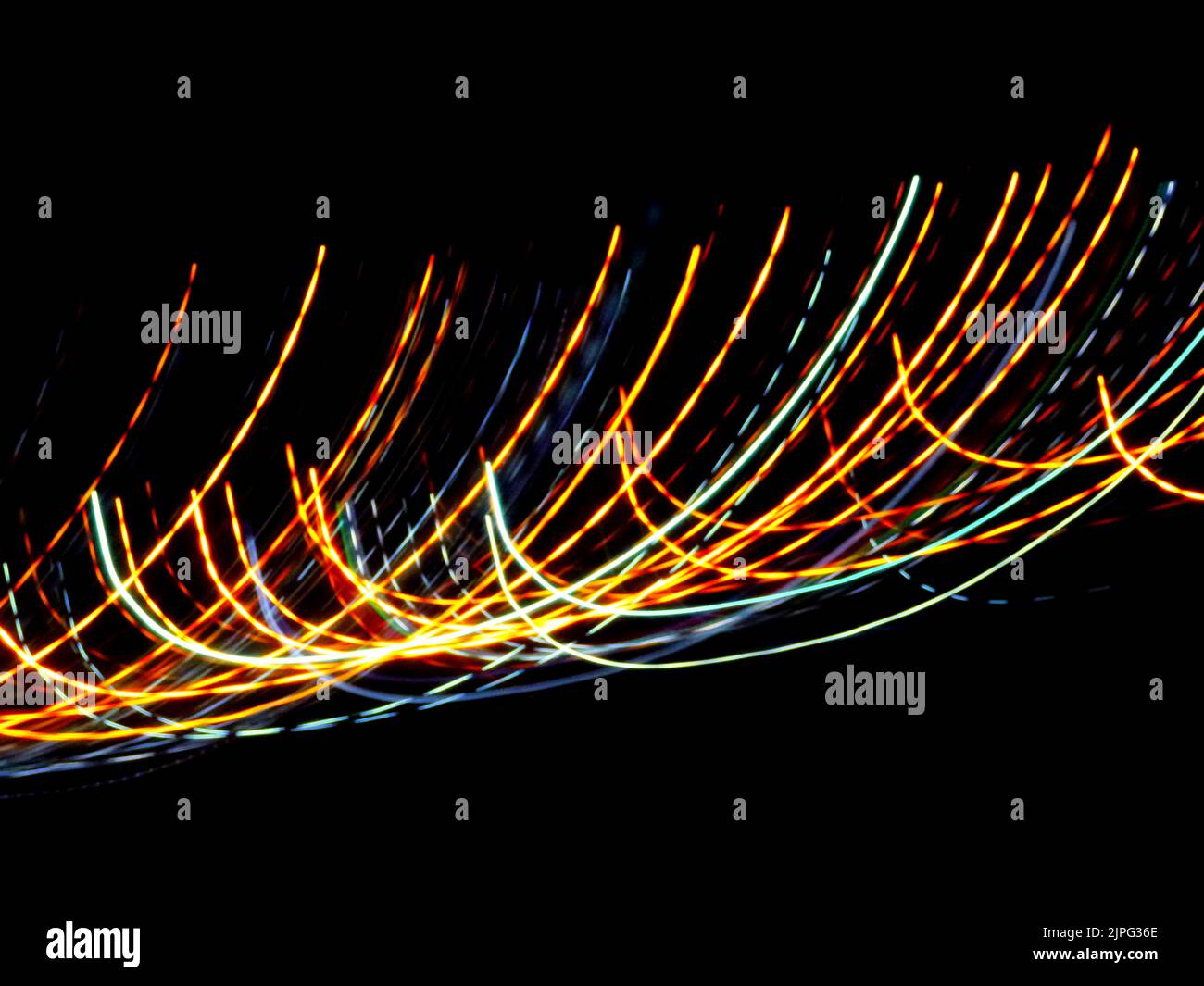 Farbenfrohe Lichtspuren mit Bewegungseffekt. Abstrakter Hintergrund. Zeigt Bewegung, Beleuchtung, helle Farben, Freiheit, Nachtleben. Stockfoto