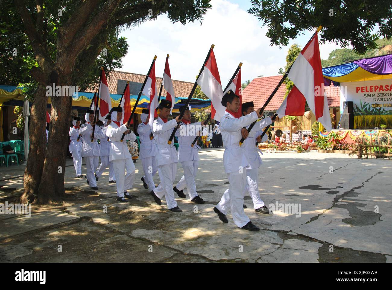 Tegal, INDONESIEN, 14. Mai 2018 - Eine Gruppe von Fahnenwerfern macht bei der Abschlussfeier der Junior High School einen fahnenmarsch Stockfoto