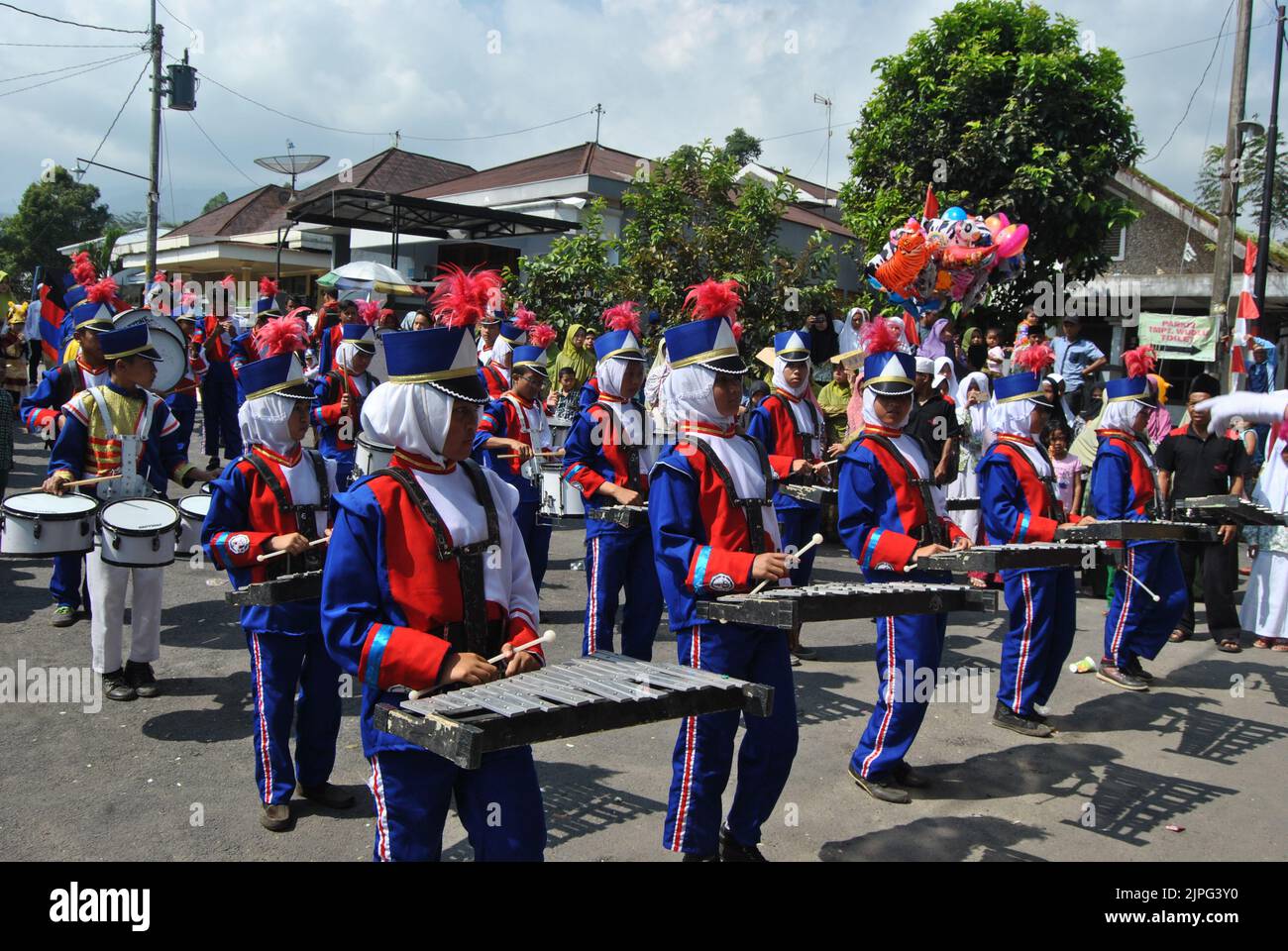 Tegal, INDONESIEN, 3. Mai 2018 - Eine Gruppe von Marschkapellenparaden in blauer Uniform mit ein paar Mädchen, die Hijab vor der Schlange trugen Stockfoto