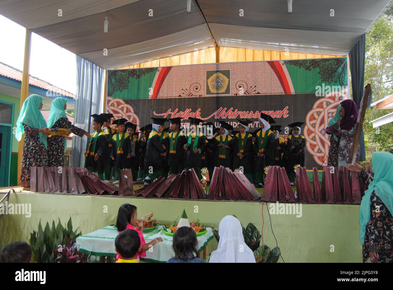 Tegal, INDONESIEN, 3. Mai 2018 - muslimische Kindergartenschüler erhalten bei ihrem Abschluss ein Diplom von ihren Lehrern Stockfoto