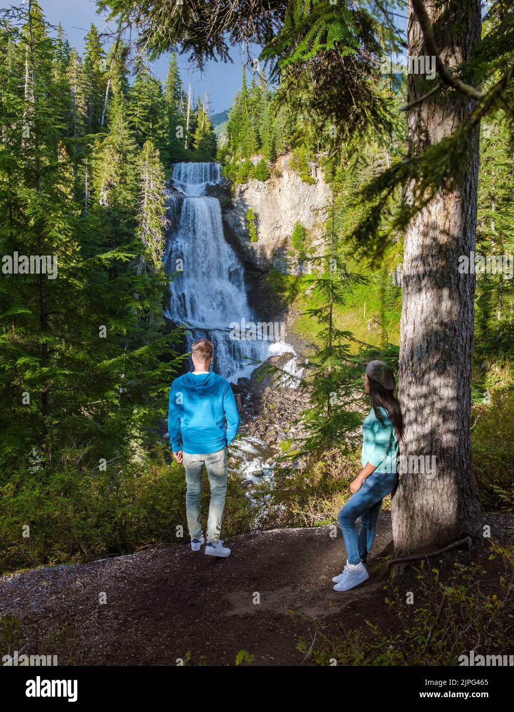 Alexander Falls, BC, Kanada, Paar beim Betrachten des Wasserfalls in Kanada British Colombia im Herbst. Junges Paar auf einer Autoreise durch British Colombia Kanada Stockfoto