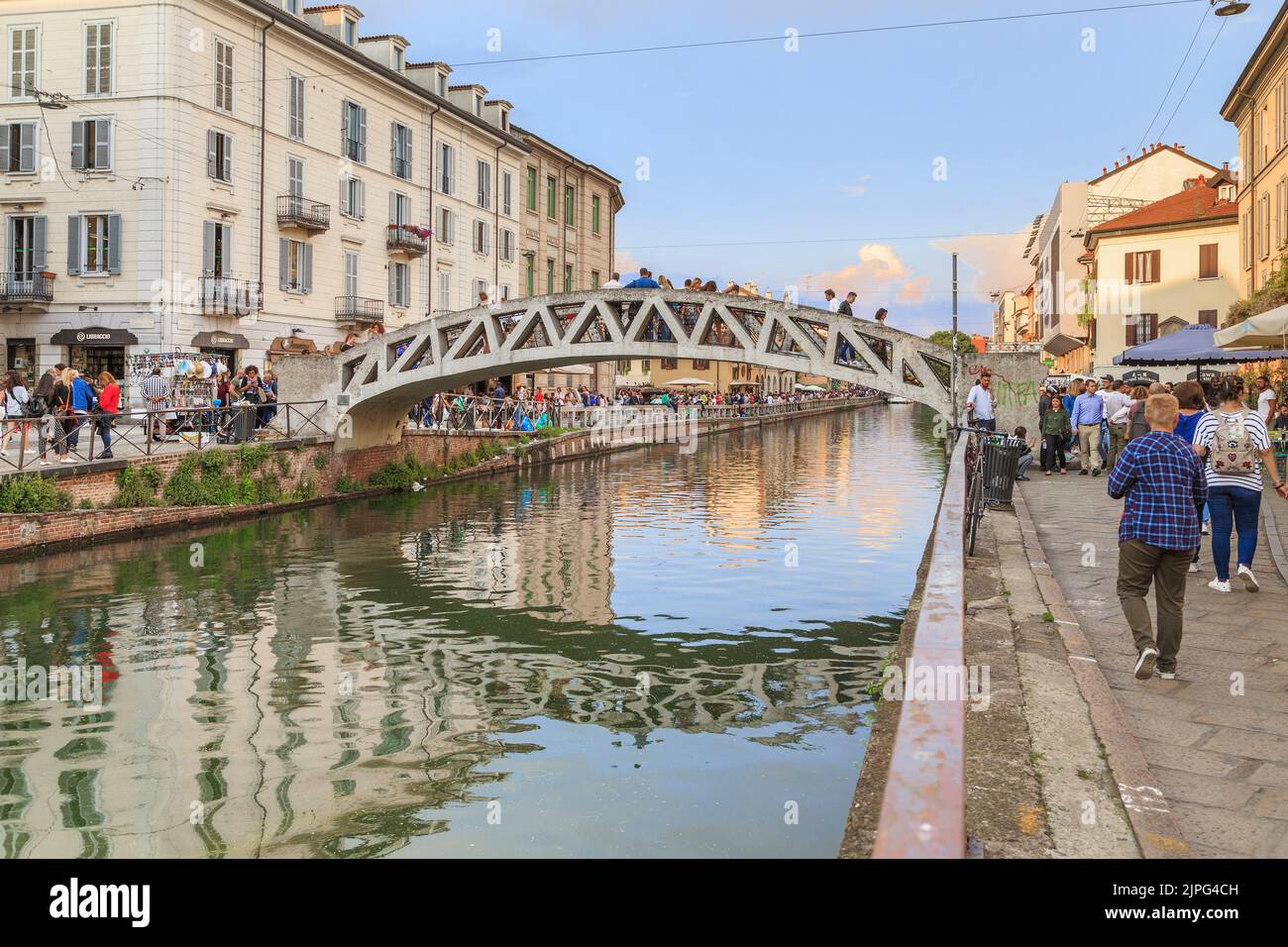 MAILAND, ITALIEN - 12. MAI 2018: Dies ist die Brücke der Via Corsico über den alten Canale Grande des Navigli-Viertels, das am romantischsten und lebhaftesten ist Stockfoto