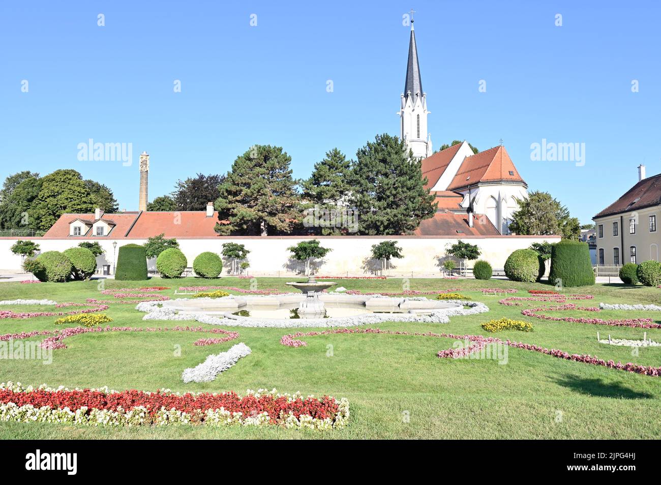 Wien, Österreich. Blick vom Schlosspark Schönbrunn auf die Pfarrkirche Maria Hietzing Stockfoto