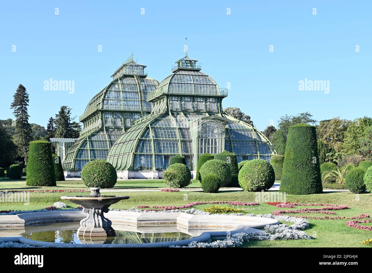 Wien, Österreich. Das Palmenhaus im Schlosspark Schönbrunn Stockfoto