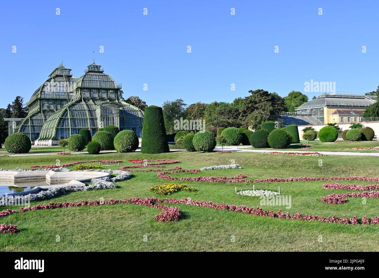Wien, Österreich. Das Palmenhaus (L) und das Wüstenhaus (R) im Schlosspark Schönbrunn Stockfoto