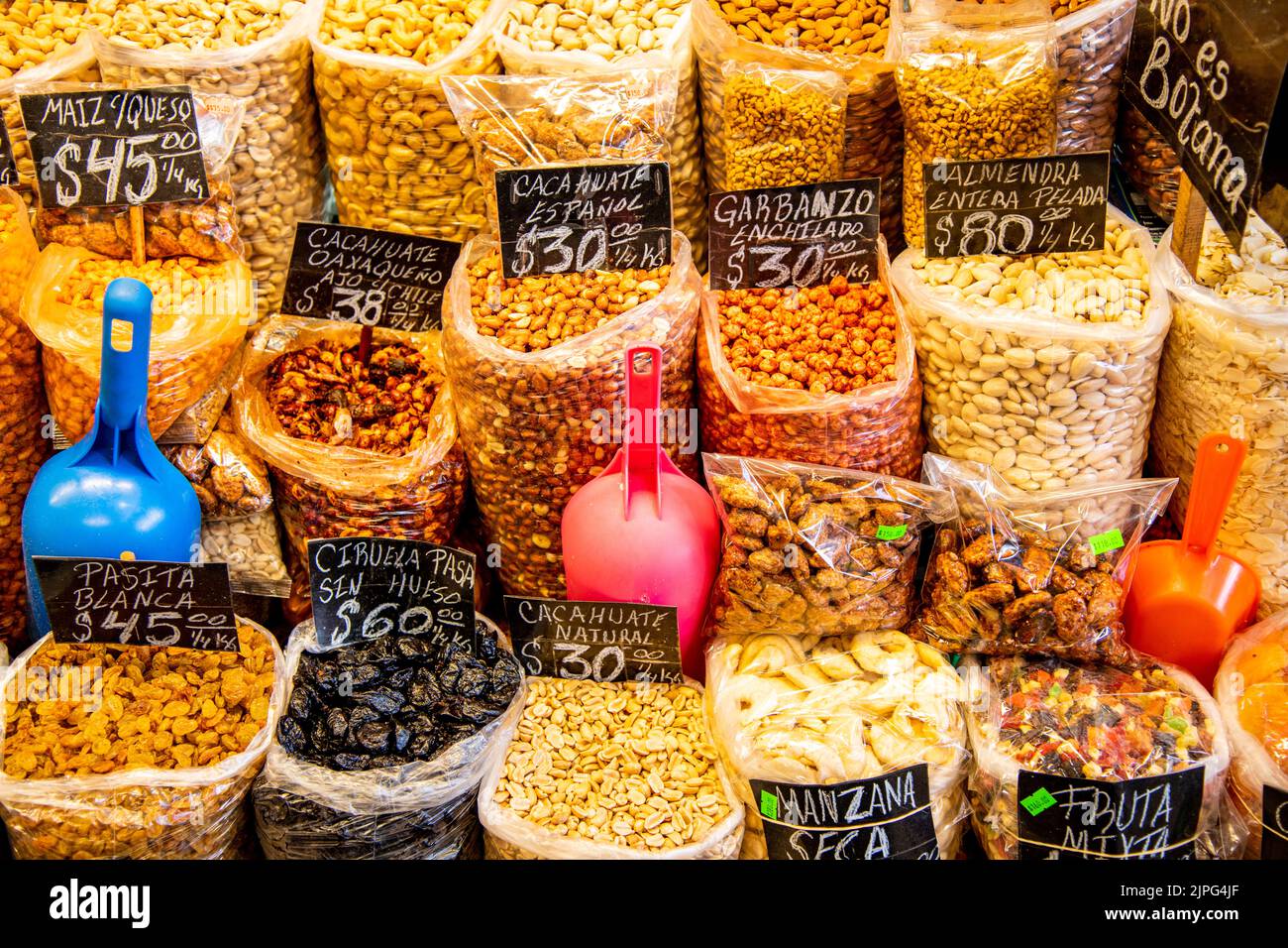Verschiedene Nüsse, getrocknete Früchte und Hülsenfrüchte werden auf dem Coyoacan Markt in Mexiko-Stadt, Mexiko, verkauft Stockfoto
