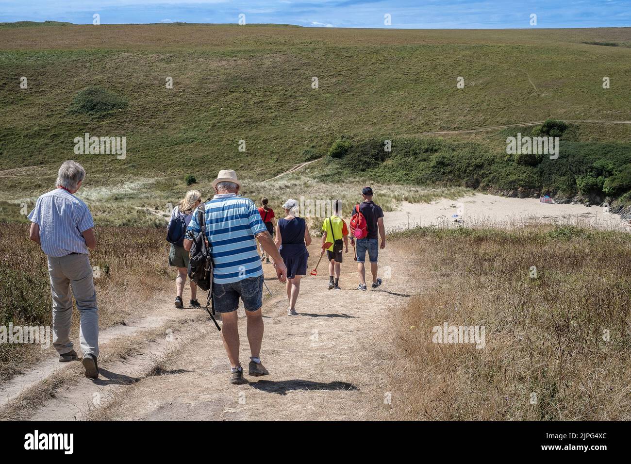 Urlauber Touristen Besucher Familie zu Fuß zum abgelegenen Polly Porth Witz an der Küste von Newquay in Cornwall in Großbritannien. Stockfoto