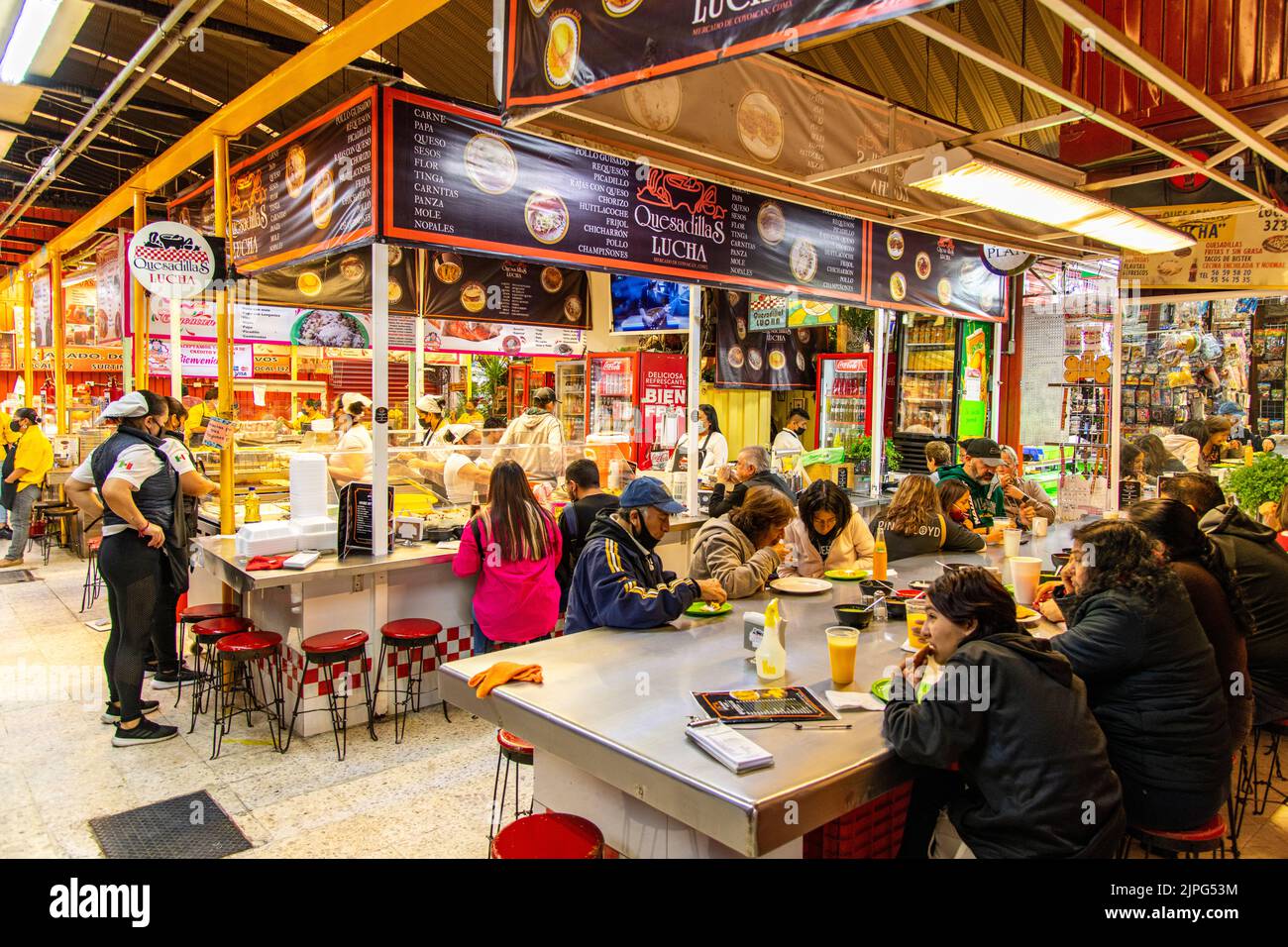 Menschen essen im Coyoacan Market in Mexiko-Stadt, Mexiko Stockfoto