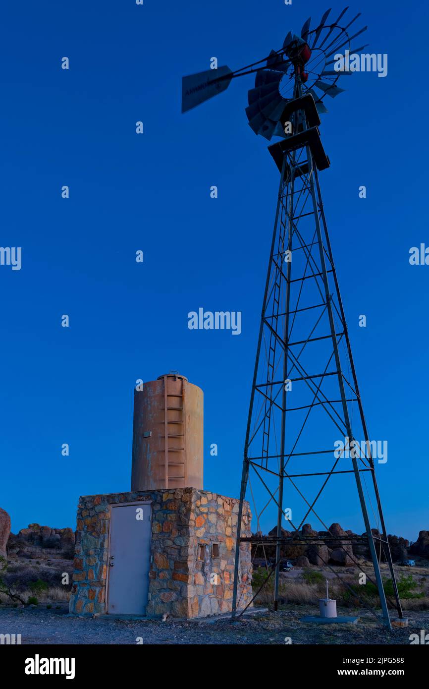 Windmühle im City of Rocks State Park bei Nacht, New Mexico, USA Stockfoto