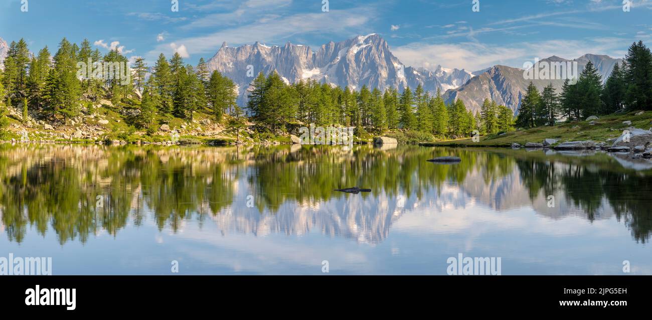 Das Panorama des Grand Jorasses-Massivs über den Lago d Arpy. Stockfoto