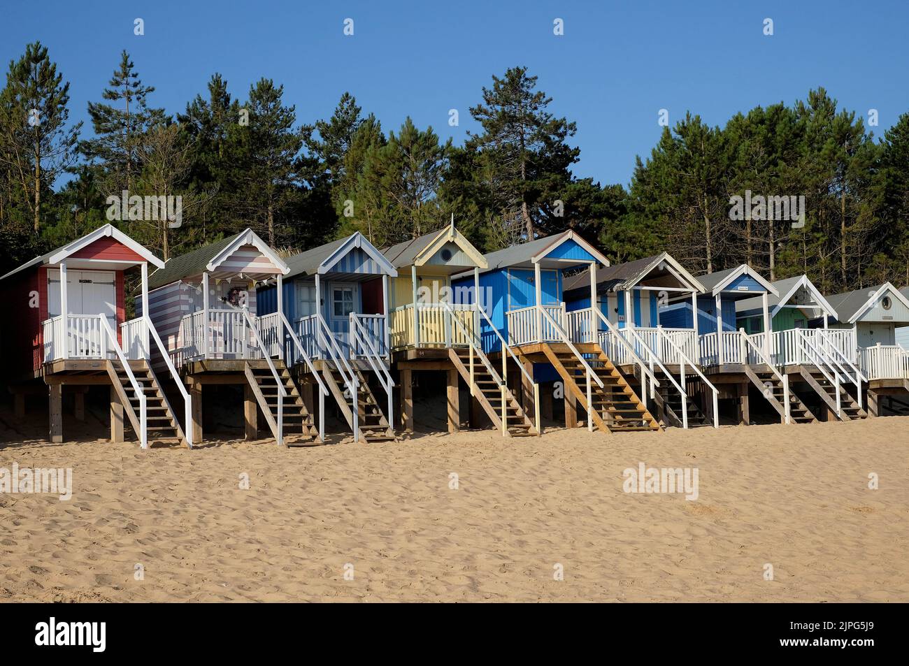 Bunte Strandhütten am Brunnen-am-Meer, im Norden von norfolk, england Stockfoto