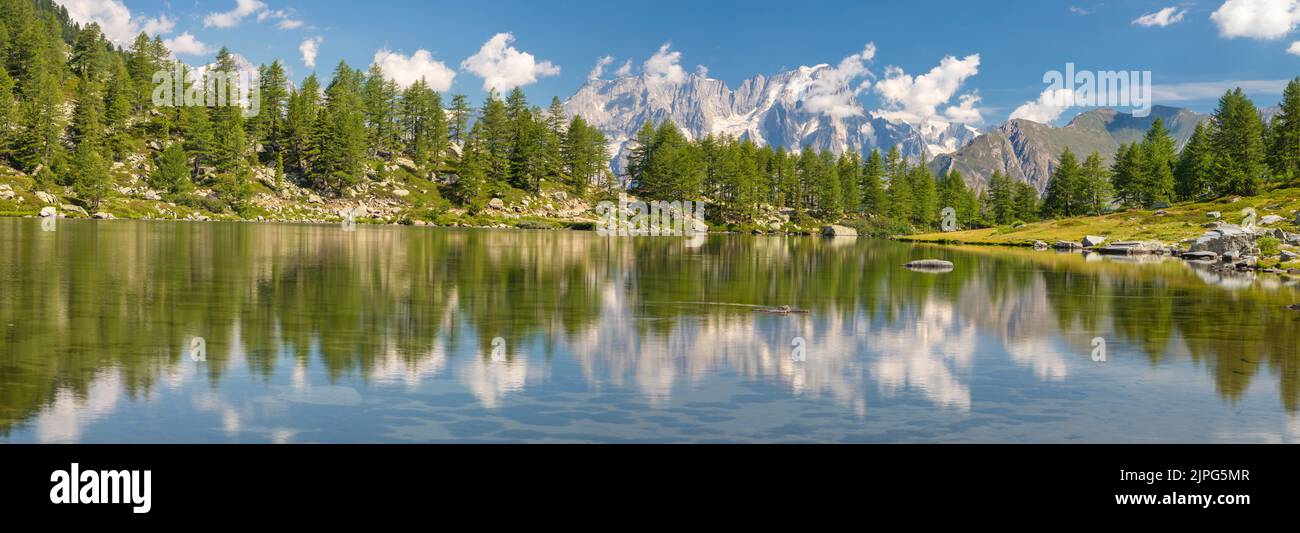 Das Panorama des Grand Jorasses-Massivs über den Lago d Arpy. Stockfoto