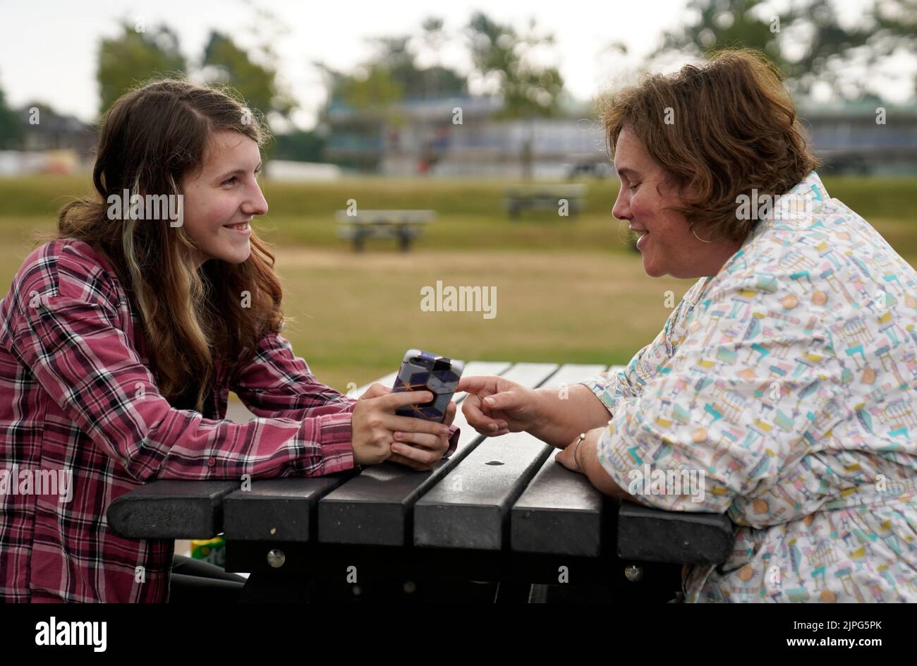 Leyna McQuillin (links) sieht sich ihre Ergebnisse am Telefon mit ihrer Mutter Michelle McQuillin am Peter Symonds College, Winchester, Hampshire, an. Bilddatum: Donnerstag, 18. August 2022. Stockfoto